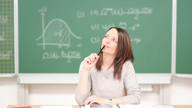 nachdenklich frau beim lernen