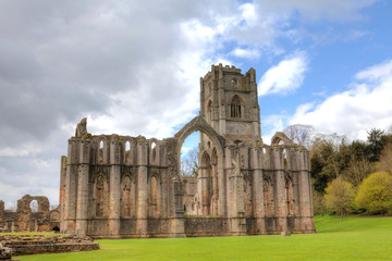 Fototapeta na wymiar Fountains Abbey w hrabstwie North Yorkshire, England