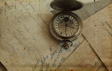 Fototapeta na wymiar antyczne zegarki kieszonkowe i stare listy