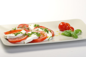 piatto di caprese su fondo bianco