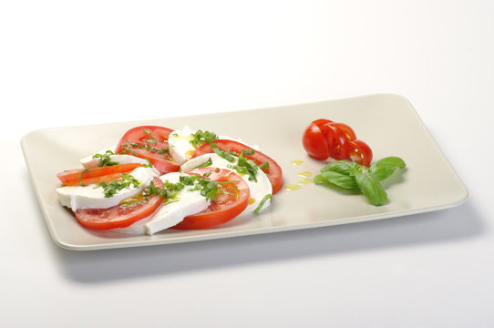 piatto di caprese su fondo bianco
