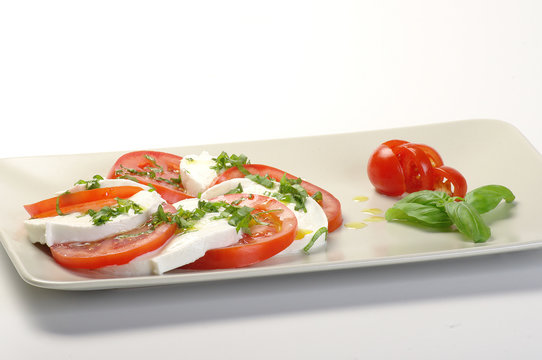 piatto di caprese su fondo bianco