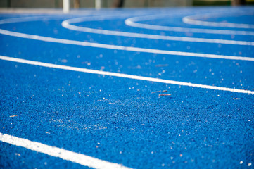 blaue Laufbahn mit weißen Linien