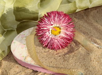 Sandals with flower the sand