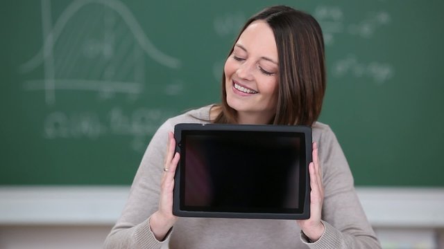 lehrerin zeigt tablet-computer