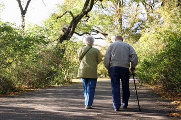 Rentner gehen im Park spazieren
