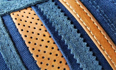 Detail eines blauen Turnschuhs