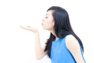 吹きかける女性