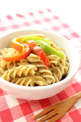 Fusilli pasta with pesto, canned tuna & paprika