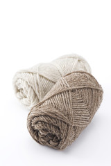 白背景に2個の毛糸玉