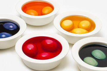 Fünf Schälchen mit gefärbten Ostereiern
