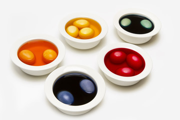 Fünf Schälchen mit gefärbten Ostereiern