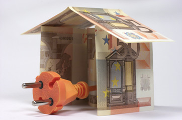 Billetes de euro con forma de casa, enchufe naranja