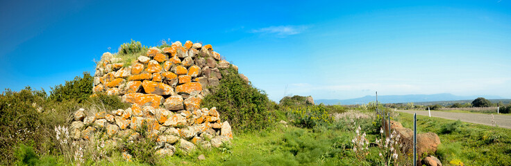 panorama con nuraghe in sardegna