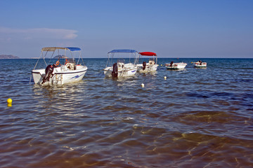 Motorówki w zatoce, grecka wyspa Zakynthos © GKor