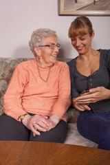 Eine alte Frau mit einem Handy