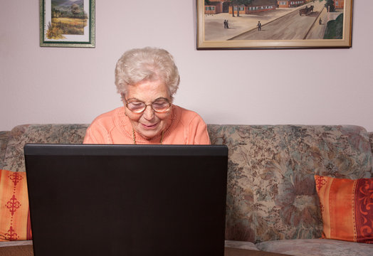 Eine alte Frau mit einem Laptop