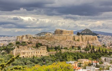 Fototapeta na wymiar Akropol pod dramatyczne niebo, Ateny, Grecja