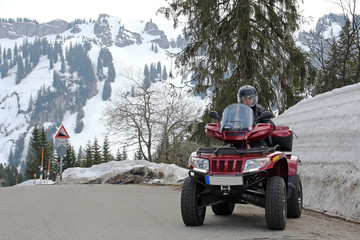 Mit dem Quad unterwegs im Schnee