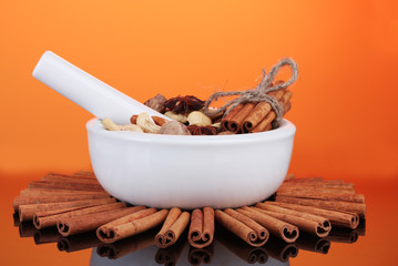 Composition of mortar with nuts and cinnamon