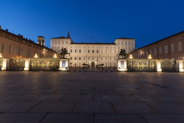 Fototapeta na wymiar Pałac Królewski w Turynie o zachodzie słońca - Piazza Castello - Włochy.