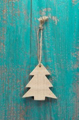 Weihnachtskarte in Türkis mit Tannenbaum aus Holz