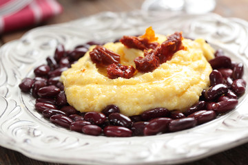 Polenta with beans and tomato