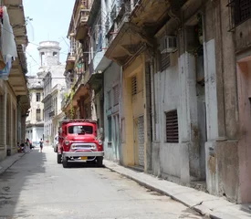 Foto op Canvas Rode retro vrachtwagen in Havana © Aygul Bulté
