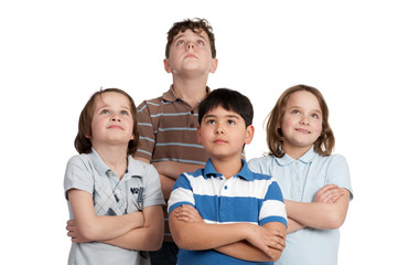 kindergruppe schaut nach oben
