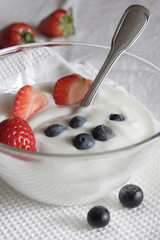 Naturjoghurt mit Erdbeeren und Heidelbeeren