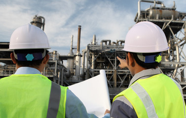 two engineer discussing a new project
