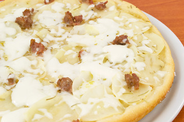 pizza con patate e salsiccia