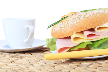 Baguette belegt mit Käse und Schinken