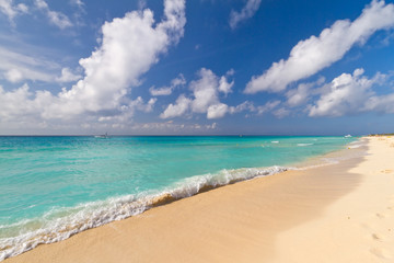 Fototapeta na wymiar Idylliczne Plaża na Morzu Karaibskim w Playacar - Meksyk