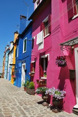 Fototapeta na wymiar Kolorowe domy na kanałach w wyspę Burano, Wenecja, Włochy