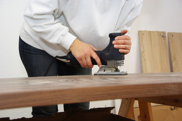 arbeiten mit einer Stichsäge