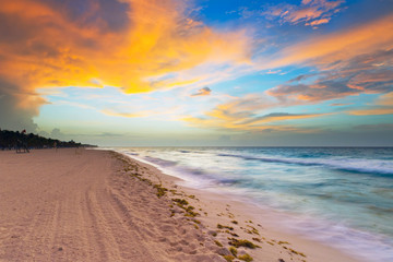 Fototapeta na wymiar Idylliczne Plaża na Morzu Karaibskim na wschodzie słońca