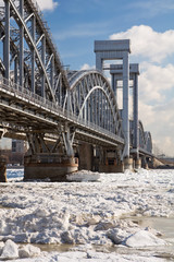 Железнодорожный мост через реку Нева. Санкт-Петербург. Россия.
