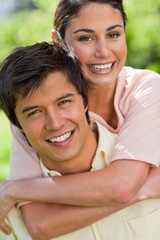 Obraz premium Close-up of a woman looking ahead while her friend is carrying h