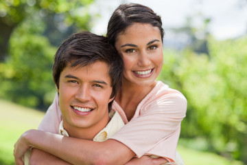 Obraz premium Woman smiling with her friend who is carrying her