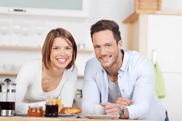 junges paar beim frühstück