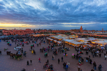 La place Jemaa el-Fna au coucher du soleil, Marrakech, Maroc.