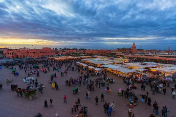 Zelfklevend Fotobehang Het Jemaa el-Fnaa-plein bij zonsondergang, Marrakech, Marokko. © I.Ivan