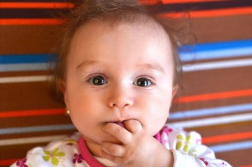 bébé grimace