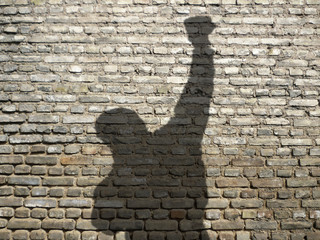 ombre d'homme poing levé