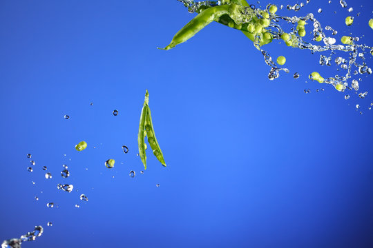 Fresh peas with water