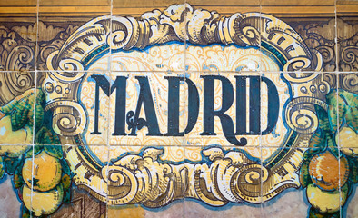 Cartel de cerámica con el nombre de Madrid