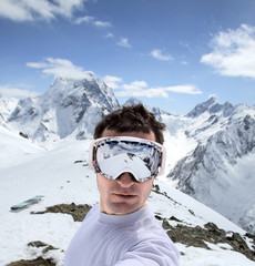 Fototapeta na wymiar Snowboarder w górach Kaukazu