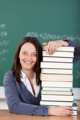 lehrerin mit einem stapel schulbücher