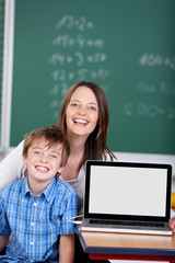 lehrerin und schüler mit laptop